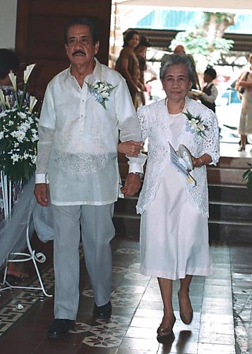 Click Mrs. Braña in her youth with her family 